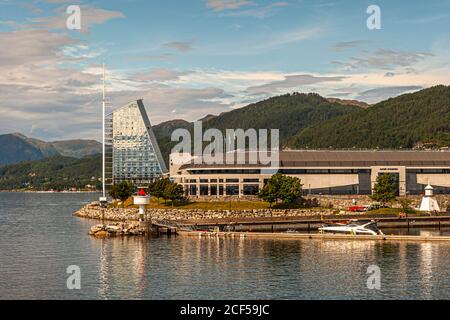 Le Midfjorden, la partie la plus extérieure du Romsdalsfjord, se trouve calme entre des collines boisées près de Molde, en Norvège, vu ici depuis Gotfred Lies plass dans le centre-ville. Banque D'Images