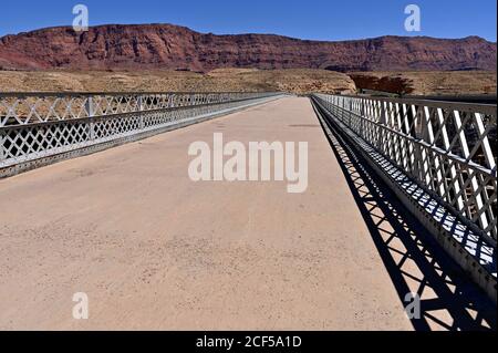 Monument national de Vermilion Cliffs, Arizona, États-Unis. 02 septembre 2020. Le pont historique Navajo est visible sur le fleuve Colorado, près du monument national Vermilion Cliffs, le 2 septembre 2020. Le pont en arc de 834 pieds en acier a été ouvert le 12 janvier 1929 et a été remplacé par un pont en arc de 909 pieds en acier plus moderne qui a été consacré en 1995. L'ancien pont est réservé aux piétons. Crédit : David Becker/ZUMA Wire/Alay Live News Banque D'Images