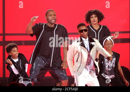 Los Angeles, Californie 28 juin 2020. De gauche à droite, Miles Brown, Anthony Anderson, Silento, Tracee Ellis Ross et Marsai Martin se sont produits aux BET Awards au Microsoft Theatre le dimanche 28 juin 2015 à Los Angeles, Californie. Crédit : Pgfm/Media Punch/Alamy Live News Banque D'Images