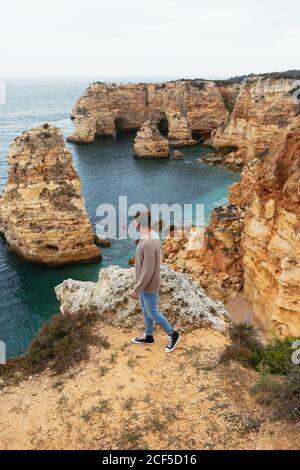 homme méconnaissable sur une falaise près de la mer Banque D'Images