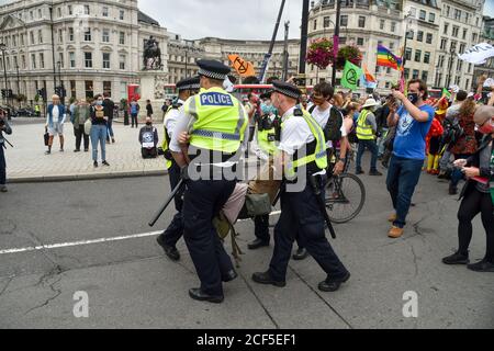 La police a arrêté un manifestant sur Trafalgar Square pendant la manifestation.extinction Rebellion Carnival of corruption les manifestants marchent de Parliament Square à Trafalgar Square où ils ont tenu une manifestation assise, la police s'est déplacée et a procédé à des arrestations. Les activistes exigent que les personnes au pouvoir prennent des mesures sur les questions climatiques et environnementales. Banque D'Images