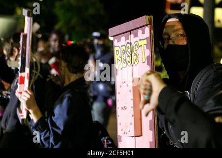 Portland, États-Unis. 02 septembre 2020. Les manifestations se poursuivent le 98e jour consécutif à Portland, Oregon, pour protester contre la brutalité policière et les inégalités raciales, à la Cité de la police du Nord le 2 septembre 2020, où une petite foule s'est rassemblée tard dans la nuit. (Photo de John Rudoff/Sipa USA) crédit: SIPA USA/Alay Live News Banque D'Images