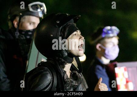 Portland, États-Unis. 03ème septembre 2020. Les manifestations se poursuivent le 98e jour consécutif à Portland, Oregon, pour protester contre la brutalité policière et les inégalités raciales, à la Cité de la police du Nord le 2 septembre 2020, où une petite foule s'est rassemblée tard dans la nuit. (Photo de John Rudoff/Sipa USA) crédit: SIPA USA/Alay Live News Banque D'Images