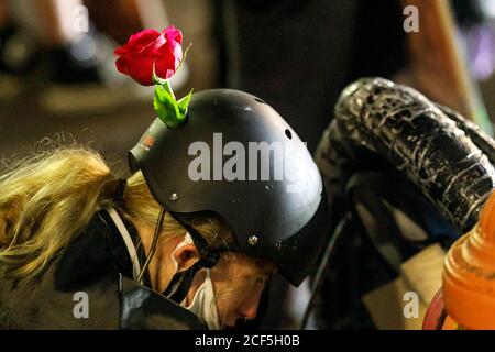 Portland, États-Unis. 02 septembre 2020. Les manifestations se poursuivent le 98e jour consécutif à Portland, Oregon, pour protester contre la brutalité policière et les inégalités raciales, à la Cité de la police du Nord le 2 septembre 2020, où une petite foule s'est rassemblée tard dans la nuit. (Photo de John Rudoff/Sipa USA) crédit: SIPA USA/Alay Live News Banque D'Images
