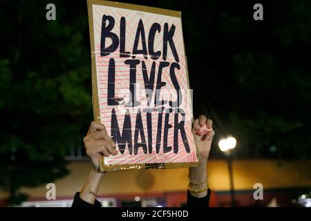 Portland, États-Unis. 02 septembre 2020. Les manifestations se poursuivent le 98e jour consécutif à Portland, Oregon, pour protester contre la brutalité policière et les inégalités raciales, à la Cité de la police du Nord le 2 septembre 2020, où une petite foule s'est rassemblée tard dans la nuit. (Photo de John Rudoff/Sipa USA) crédit: SIPA USA/Alay Live News Banque D'Images