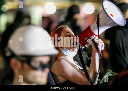 Portland, États-Unis. 02 septembre 2020. Les manifestations se poursuivent le 98e jour consécutif à Portland, Oregon, pour protester contre la brutalité policière et les inégalités raciales, à la Cité de la police du Nord le 2 septembre 2020, où une petite foule s'est rassemblée tard dans la nuit. (Photo de John Rudoff/Sipa USA) crédit: SIPA USA/Alay Live News Banque D'Images