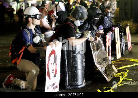 Portland, États-Unis. 02 septembre 2020. Les manifestations se poursuivent le 98e jour consécutif à Portland, Oregon, pour protester contre la brutalité policière et les inégalités raciales, à la Cité de la police du Nord le 2 septembre 2020, où une petite foule s'est rassemblée tard dans la nuit. (Photo de John Rudoff/Sipa USA) crédit: SIPA USA/Alay Live News Banque D'Images