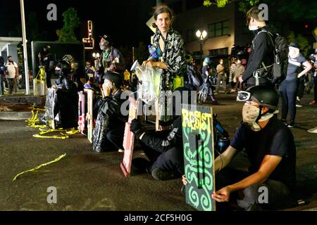 Portland, États-Unis. 02 septembre 2020. Les manifestations se poursuivent le 98e jour consécutif à Portland, Oregon, pour protester contre la brutalité policière et les inégalités raciales, à la Cité de la police du Nord le 2 septembre 2020, où une petite foule s'est rassemblée tard dans la nuit. (Photo de John Rudoff/Sipa USA) crédit: SIPA USA/Alay Live News Banque D'Images