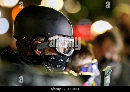 Portland, États-Unis. 02 septembre 2020. Les manifestations se poursuivent le 98e jour consécutif à Portland, Oregon, pour protester contre la brutalité policière et les inégalités raciales, à la Cité de la police du Nord le 2 septembre 2020, où une petite foule s'est rassemblée tard dans la nuit. (Photo de John Rudoff/Sipa USA) crédit: SIPA USA/Alay Live News Banque D'Images