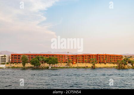 Laughlin, 22 AOÛT 2020 - immeuble de résidence moderne au bord de la rivière Banque D'Images