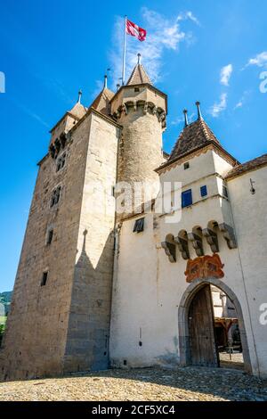 Vue verticale de la porte d'entrée et de la tour du château d'Aigle À Vaud Suisse Banque D'Images
