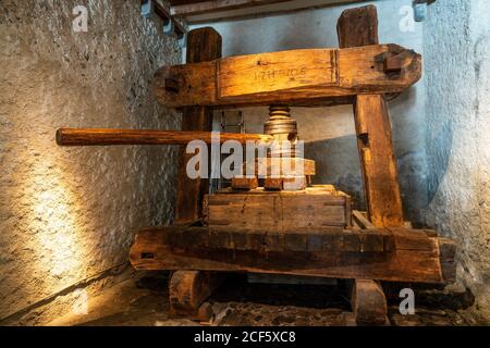 Ancienne presse à vins en chêne construite en 1706 Banque D'Images