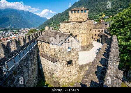 Vue panoramique sur le château de Castello di Montebello depuis Promenade en rempart à Bellinzona Tessin Suisse Banque D'Images