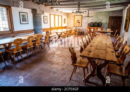 Aigle Suisse , 4 juillet 2020 : Chambre avec grandes tables à l'intérieur du château médiéval d'Aigle à Vaud Suisse Banque D'Images
