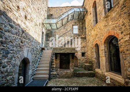 Cour et entrée du musée au milieu du château de Montebello église de Bellinzona Tessin Suisse Banque D'Images