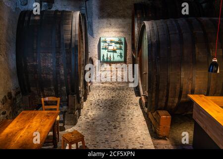 Aigle Suisse , 4 juillet 2020 : cave à vin souterraine avec de gros fûts de chêne vieillissants dans le château d'Aigle Vaud Suisse Banque D'Images