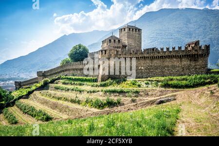 Vue latérale sur le château et le mur de Montebello à Bellinzona Tessin Suisse Banque D'Images