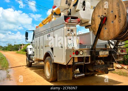 Point de SEPT, district de Stann Creek, Belize - 03 septembre 2020 : le Belize Elictricity Limited conduit des camions par l'intermédiaire de point de SEPT tout en effectuant une évaluation des dommages à la suite de l'ouragan Nana Banque D'Images