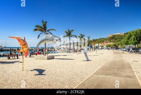 Setúbal, Portugal - 26 août 2020 : vue sur la parade du Golfinho au bord de la rivière, à côté du port de pêche de Setúbal, Portugal. Banque D'Images