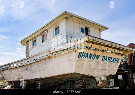 Un vieux bateau à crevettes en bois se trouve dans un quai sec pour réparation dans un chantier naval local, le 17 février 2018, à Bayou la Berre, Alabama. Banque D'Images