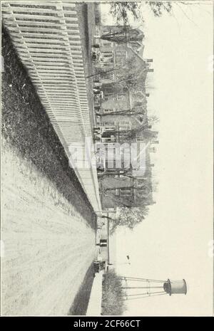 . Histoire du comté de Lee, Iowa. spital, une catholicinstitution située près de l'église de ce nom, a été dédiée. Thisospital a pris la place de Saint-Elizabethes et est dirigé par les Sœurs du troisième ordre de Saint François, dont la maison mère est située à Peoria, Illinois. Au cours des deux premières années de son existence, cinq cents patients ont été traités à l'établissement. Le bâtiment est une structure en brique substantielle, trois étages de haut, avec sous-sol, fourni avec des évasions de feu et tous les conveniencesmodernes trouvés dans l'hôpital moderne. À Keokuk, les catholiques de la paroisse de Saint-Marys, quelques années un Banque D'Images