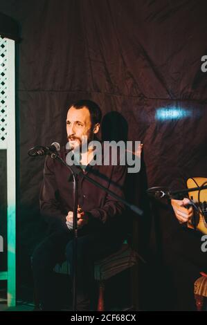 Un musicien hispanique adulte se claquant tout en chantant une chanson de flamenco sur scène Banque D'Images