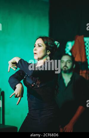 Danseuse hispanique de flamenco féminine sur scène de théâtre Banque D'Images