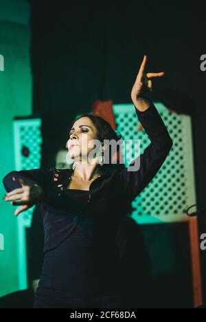 Danseuse hispanique de flamenco féminine sur scène de théâtre Banque D'Images