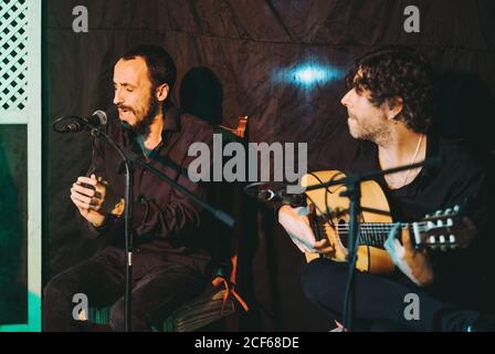 Un musicien hispanique adulte se claquant tout en chantant une chanson de flamenco sur scène Banque D'Images