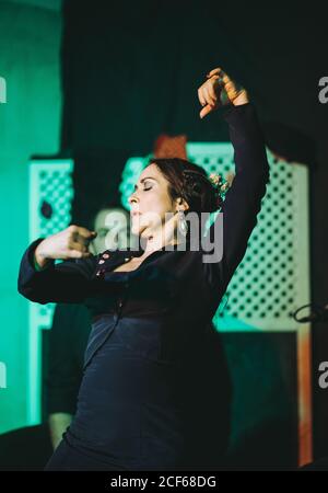 Danseuse hispanique de flamenco féminine sur scène de théâtre Banque D'Images