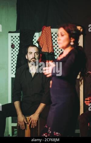 Danseuse hispanique de flamenco féminine sur scène de théâtre Banque D'Images