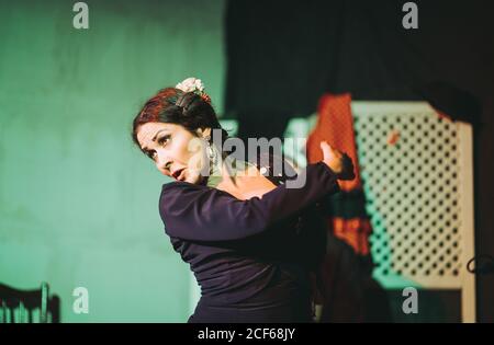 Danseuse hispanique de flamenco féminine sur scène de théâtre Banque D'Images