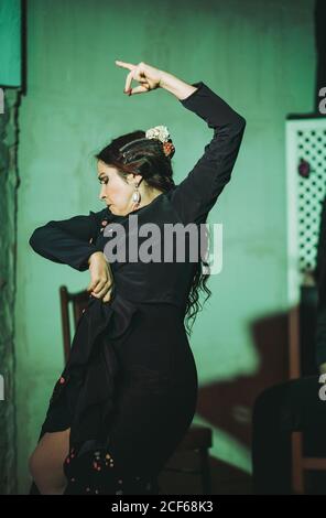 Danseuse hispanique de flamenco féminine sur scène de théâtre Banque D'Images