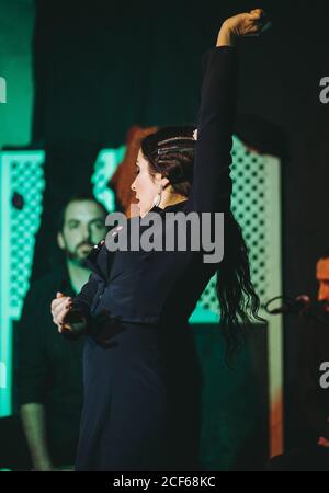 Danseuse hispanique de flamenco féminine sur scène de théâtre Banque D'Images