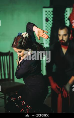 Danseuse hispanique de flamenco féminine sur scène de théâtre Banque D'Images