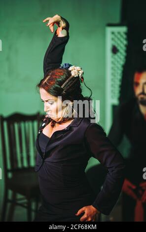 Danseuse hispanique de flamenco féminine sur scène de théâtre Banque D'Images