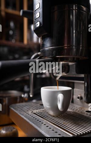 Faire le café barista, à l'aide d'une cafetière Banque D'Images