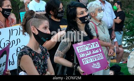 Un militant de la paix tient un panneau qui indique « non à la violence policière » lors d'une manifestation organisée par l'organisation israélienne de lutte contre le racisme Tag Meir près du bâtiment du Département d'enquête de la police interne, demandant la publication de séquences filmées documentant l'assassinat d'Eyad al-Hallaq, un homme palestinien autiste La police israélienne dans la vieille ville en mai dernier à Jérusalem, en Israël. Banque D'Images