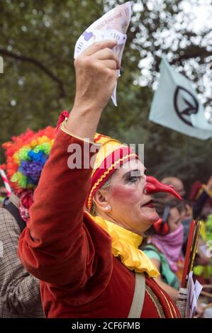 Londres, Royaume-Uni. 3 septembre 2020. Un escadre détenant des billets de banque rejoint d’autres activistes climatiques de la rébellion de l’extinction lors d’une manifestation du ‘Carnaval de la corruption’ contre la facilitation et le financement par le gouvernement de l’industrie des combustibles fossiles. Les militants de la rébellion contre l'extinction assistent à une série de manifestations de la rébellion de septembre autour du Royaume-Uni pour appeler les politiciens à soutenir le projet de loi sur l'urgence climatique et écologique (projet de loi CEE) qui exige, entre autres mesures, Un plan sérieux pour faire face à la part des émissions du Royaume-Uni et pour stopper les hausses critiques des températures mondiales et pour que les gens ordinaires soient impliqués Banque D'Images