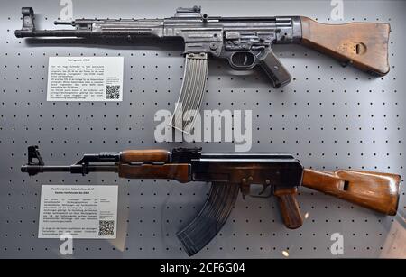 03 septembre 2020, Thuringe, Suhl: Le Kalachnikov AK-47 (ci-dessous) et le fusil d'assaut STG44 (ci-dessus) sont exposés dans un cas de l'exposition spéciale "du Kalachnikov au peseur, production d'armes militaires dans le RDA" au Musée des armes de Suhl. L'exposition raconte l'histoire de la famille des carabines Wieger. Ces armes avaient été construites dans les années 1980 dans le VEB Geräte und Werkzeugbau Wiesa dans l'Erzgebirge comme un développement supplémentaire de la célèbre carabine Kalashnikov. Le spectacle sera ouvert le 4 septembre 2020 et sera exposé jusqu'au 31 décembre 2021. Photo: Martin Schutt/dpa-Zentralbild Banque D'Images