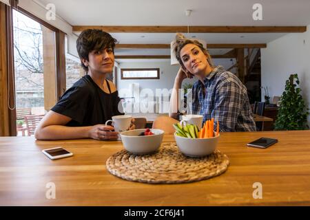 Deux belles et jeunes femmes prenant le petit déjeuner à la maison et amuse-toi bien Banque D'Images