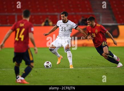 Stuttgart. 4 septembre 2020. Emre CAN (C) d'Allemagne rivalise avec Ferran Torres d'Espagne lors d'un match de la Ligue des Nations de l'UEFA entre l'Allemagne et l'Espagne à Stuttgart, Allemagne, 3 septembre 2020. Credit: Xinhua/Alay Live News Banque D'Images