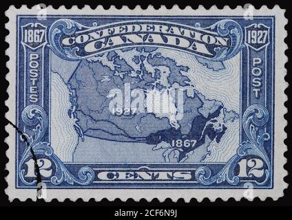 Ottawa, Canada - le 1er juillet 1927 : timbre-poste commémorant le 60e anniversaire de l'indépendance du Canada, montrant des cartes de son territoire. Banque D'Images