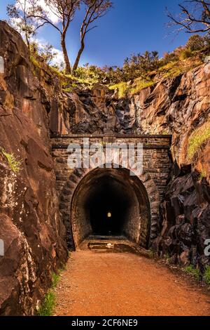 Ancien tunnel ferroviaire caché au parc national avec formation de roc vallée Banque D'Images