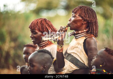 Omo Valley, Ethiopie - 10 novembre 2018 : femmes de la tribu Hamer et Banna chantant et dansant dans la tribu Hamer, Omo Valley, Ethiopie Banque D'Images