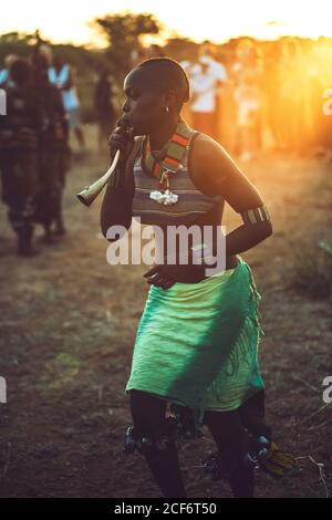 Omo Valley, Ethiopie - 10 novembre 2018 : femmes de la tribu Hamer et Banna chantant et dansant dans la tribu Hamer, Omo Valley, Ethiopie Banque D'Images