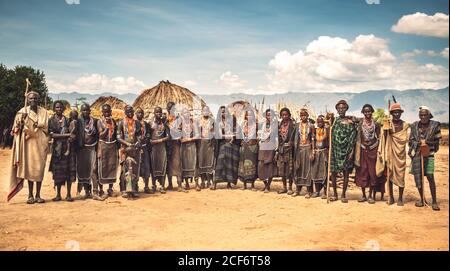 Omo Valley, Ethiopie - 10 novembre 2018: Groupe de personnes en vêtements traditionnels debout près des huttes dans le village de la tribu d'Arabore, Omo Valley, Ethiopie Banque D'Images