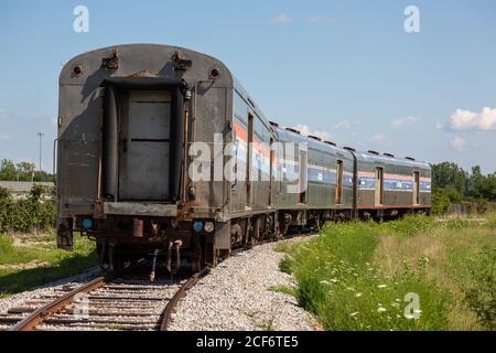 Un train de trois wagons de bagages Amtrak se trouve sur les voies de la fort Wayne Railroad Historical Society de New Haven, Indiana, États-Unis. Banque D'Images