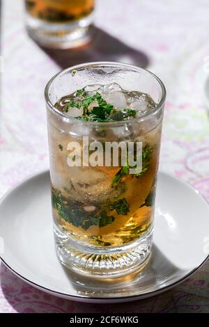 Verres de thé froid rafraîchissant avec glaçons et citron tranches placées sur la table dans le café Banque D'Images