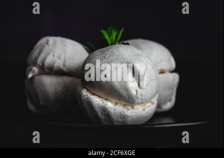 De dessus maison Zefir ou Zephyr blanc, dessert traditionnel russe avec menthe sur fond noir Banque D'Images